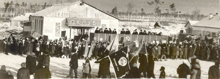 Первая праздничная демонстрация трудящихся города Урай, май, 1965 год