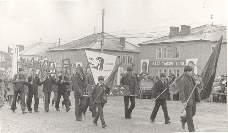 Учащиеся школы № 3 на первомайской демонстрации, 1975 год