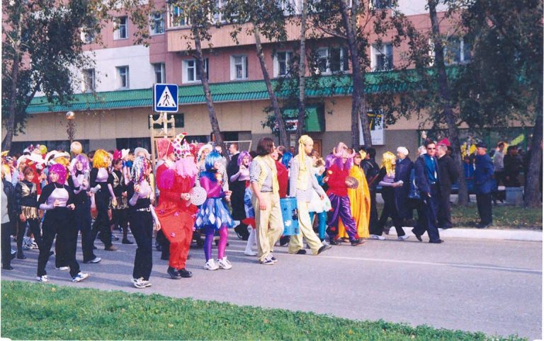 Карнавальное шествие по улицам города во время празднования 37-летия города Урай, 2002 г.