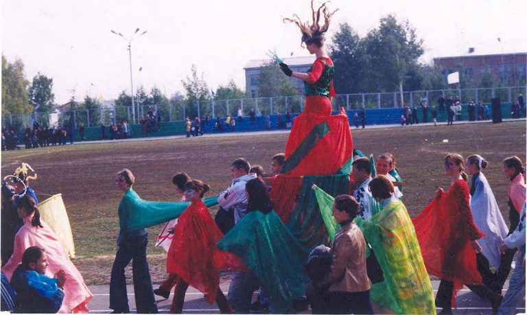 Карнавальное шествие по стадиону во время празднования 37-летия города Урай, 2002 г.