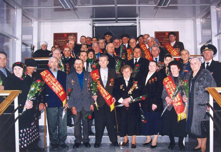 Качицина Мария Васильевна среди ветеранов Великой Отечественной войны (1-й ряд, 2-я справа), 2001 год.