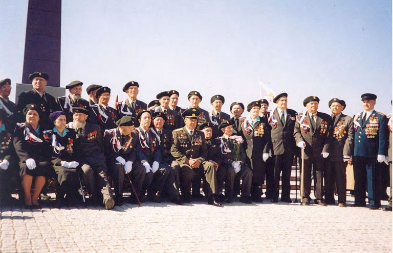 Групповой снимок ветеранов Великой Отечественной войны, Либов Лев Иосифович, нижний ряд, пятый слева, 2004 год.
