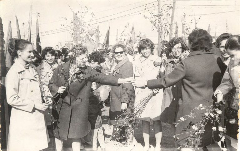 Утяганова А.Л. 2-я слева на демонстрации во время празднования 1 Мая. 1976 года
