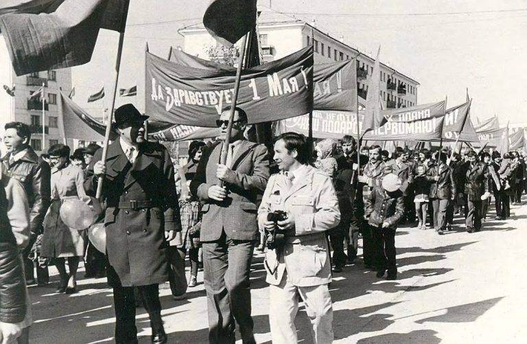 Колонна работников объединения «Урайнефтегаз» на праздничной демонстрации 1 мая 1980 года