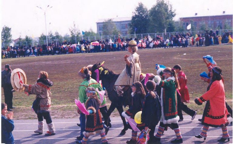 Карнавальное шествие по стадиону во время празднования 37-летия города Урай , 2002 г.
