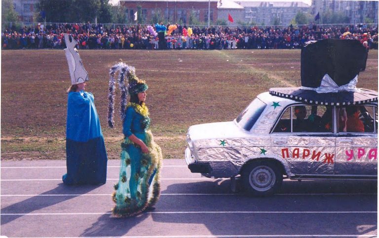 Карнавальное шествие по стадиону во время празднования 37-летия города Урай, 2002 г.