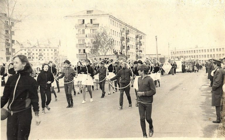 Колонна спортсменов- учащихся школ города на первомайской демонстрации, 1980 год