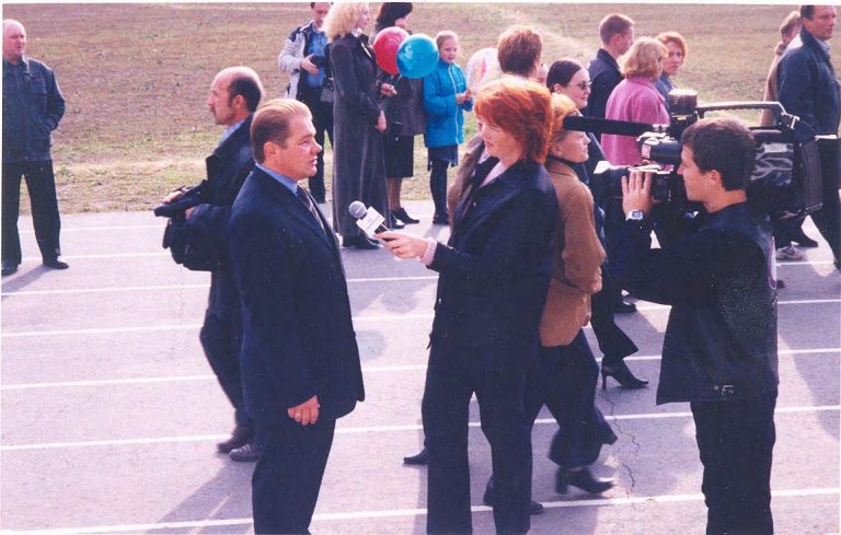 Сафонов Александр Николаевич - мэр города Урай во время интервью на церемонии открытия Дня города, 2002 г.