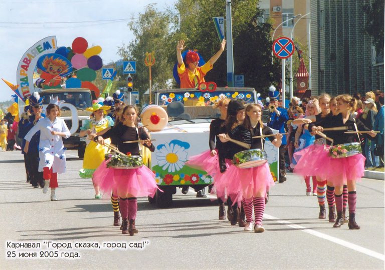 Группа девушек барабанщиц во время карнавального шествия, посвященного 40-летию со Дня образования города Урай., 2005 г.