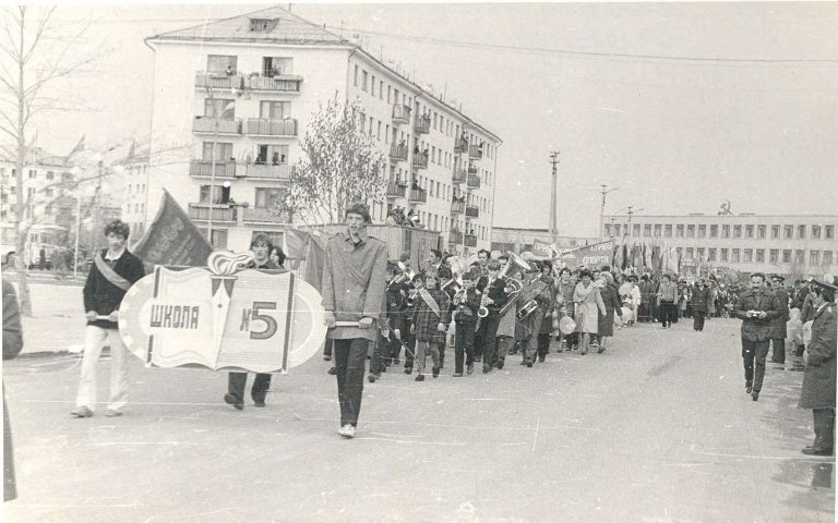 Колонна учащихся средней школы № 5 на праздничной демонстрации 1 мая, 1983 год