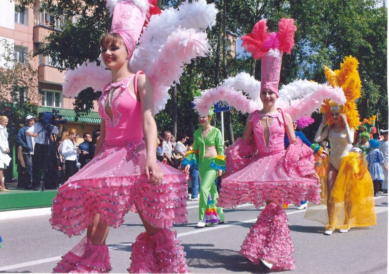 Карнавальное шествие по улицам города во время празднования 40-летия города Урай, 2005 г.