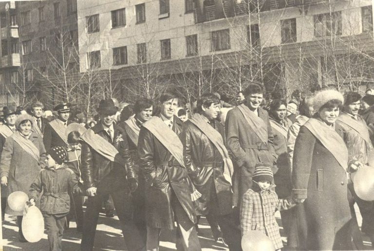 Колонна передовиков производства предприятий и учреждений города на Первомайской демонстрации, 1985 год