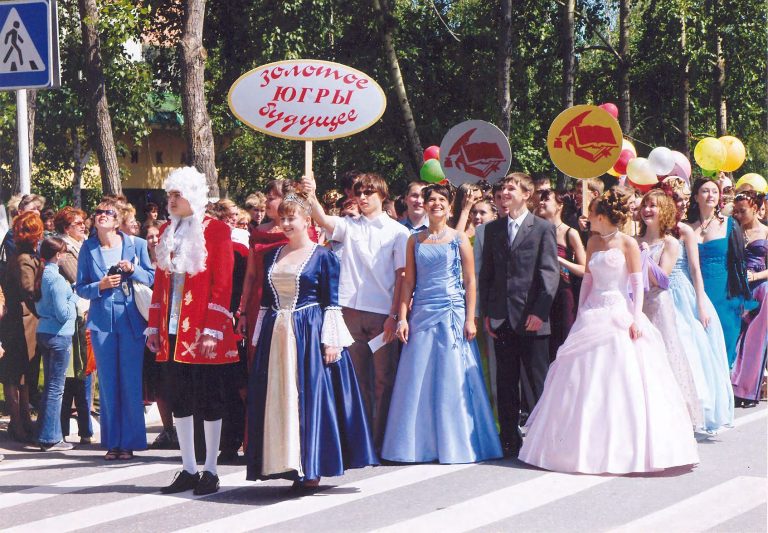 Колонна выпускников школ города во время карнавального шествия, посвященного 40-летию со Дня образования города Урай, 2005 г.