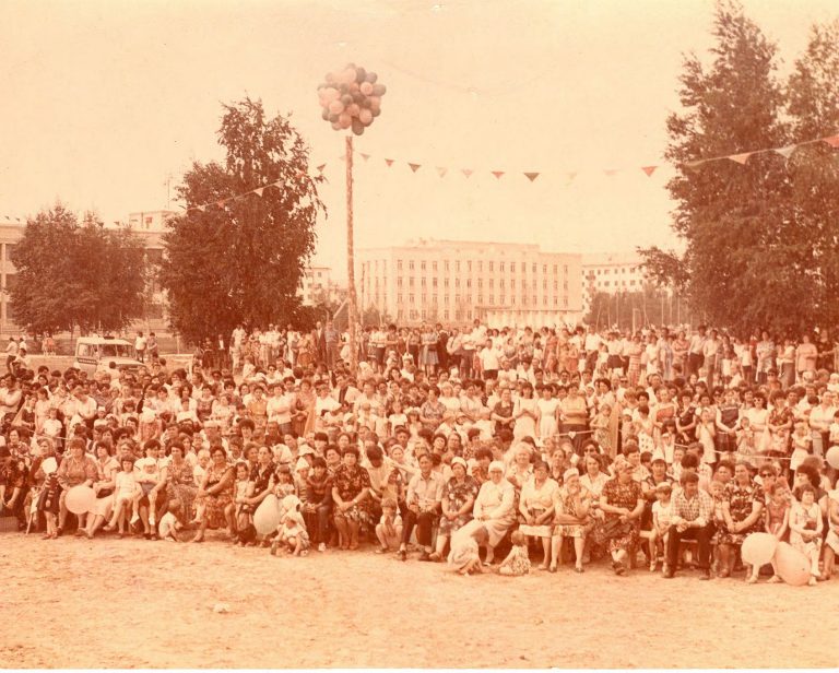 Трудящиеся города на праздновании 20-летнего юбилея города Урай общий вид площади будущего стадиона, июнь 1985 г.
