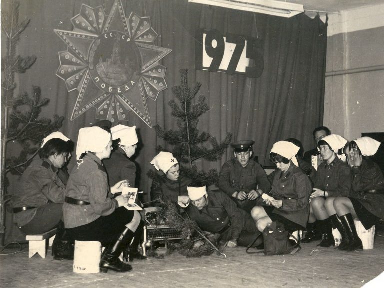 Сцена фрагмента «На привале» праздничного концерта, посвященного 30-летию Победы в Великой Отечественной войне , май 1975 год