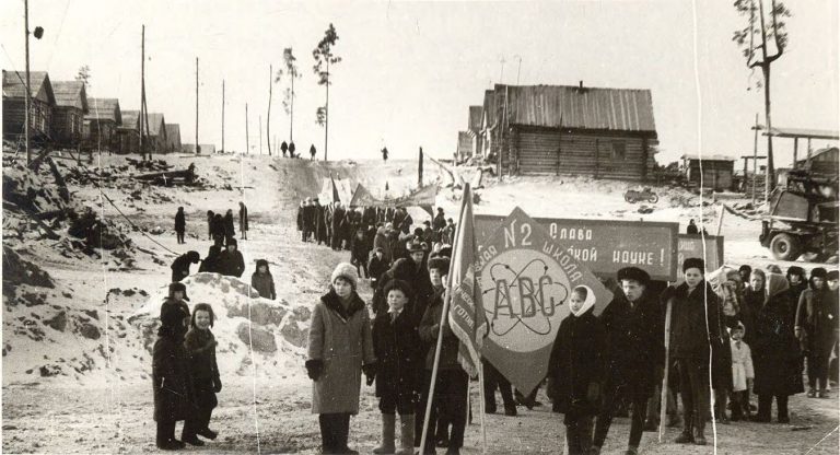 Колонна учащихся школы № 2 на первой городской демонстрации трудящихся 1 мая 1966 года