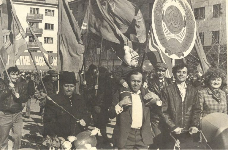 Колонна коллектива Ремонтно-строительного Управления, победитель предмайского соревнования на праздничной демонстрации, 1985 год
