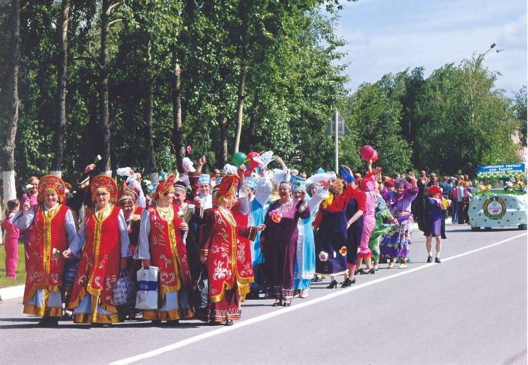 Колонна ветеранов во время карнавального шествия, посвященного 40-летию со Дня образования города Урай, 2005 г.