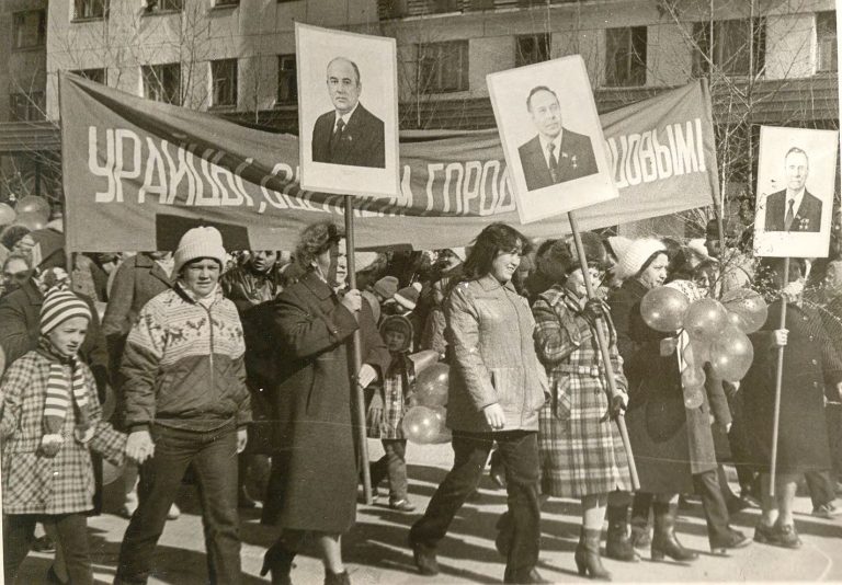 Колонна коллектива Жилищно-коммунальной конторы НГДУ « Урайнефть» - победитель предмайского соцсоревнования на праздничной демонстрации, 1985 год
