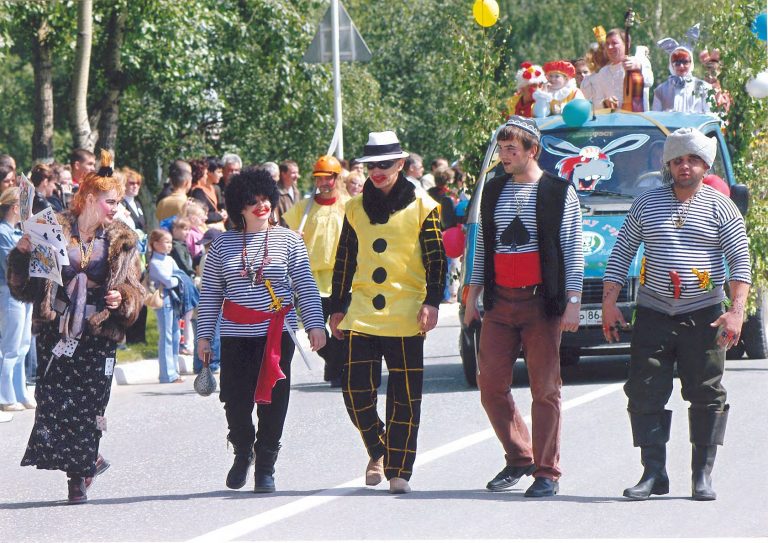 Колонна ветеранов во время карнавального шествия, посвященного 40-летию со Дня образования города Урай, 2005 г.
