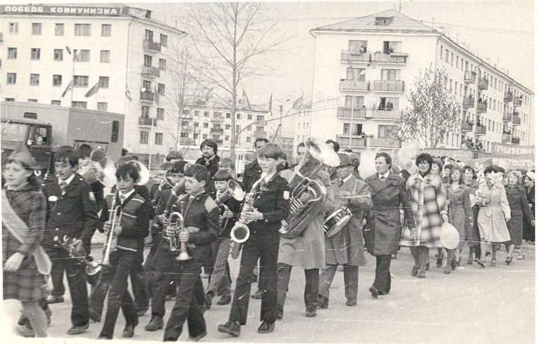Школьники-музыканты на первомайской демонстрации, 1985 год