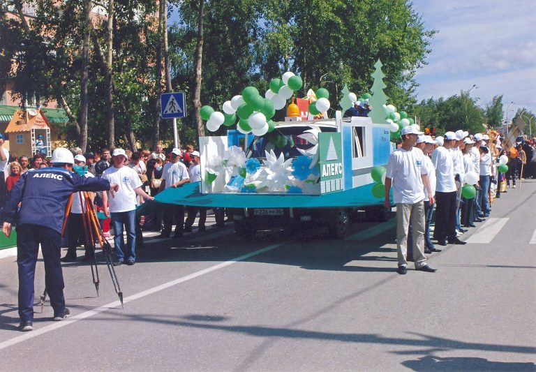 Колонна общества с ограниченной ответственностью «Алекс» во время карнавального шествия, посвященного 40-летию со Дня образования города Урай, 2005 г.