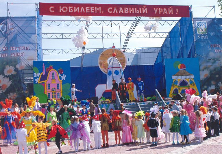На площади Первооткрывателей. Фрагмент театрализованного представления на фоне сцены, 2005 г.