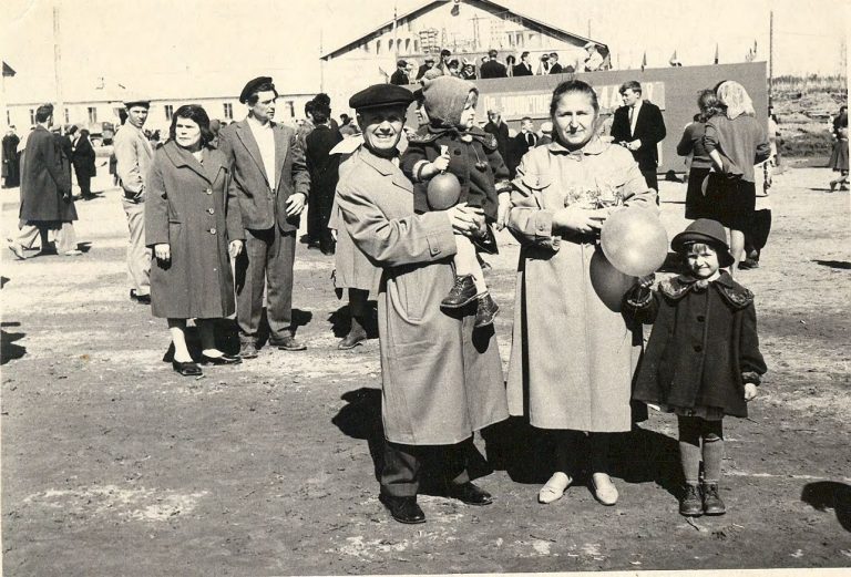 Первая майская демонстрация в городе Урай. На переднем плане секретарь Парткома Шаимских нефтепромыслов Менщикова Зоя Ивановна с семьей, 1966 год