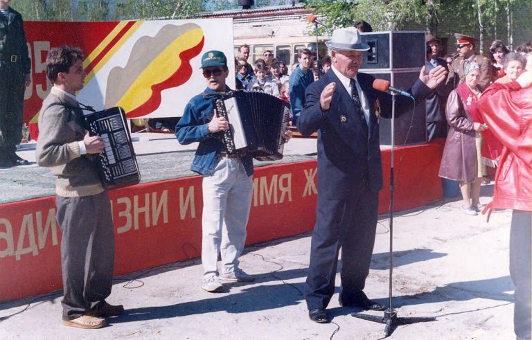 Выступление участника художественной самодеятельности Мануйленко Виктора Фёдоровича в День 50-летия Победы в Великой Отечественной войне, 1995 год