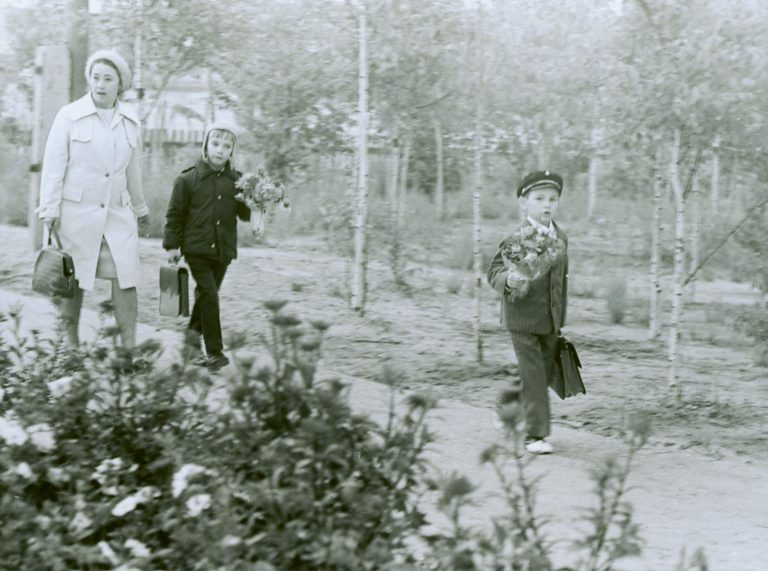 Ученики младших классов по дороге в школу 1-го сентября.1975 год