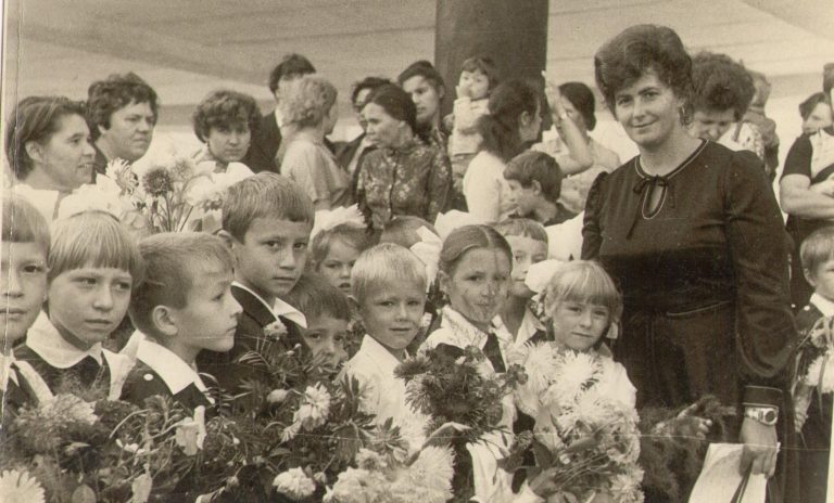 Незнамова Светлана Валентиновна с группой первоклассников школы №1 в торжественной обстановке 1-го сентября.