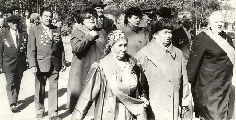 Колонна ветеранов трудового фронта на демонстрации в честь праздника 50-летия Победы в Великой Отечественной войне, 1995 год