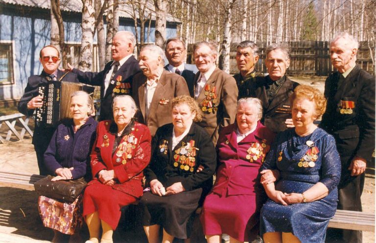 Ветераны Отечественной войны в Центре социального обслуживания пенсионеров в День Победы в Великой Отечественной войне, 1996 год