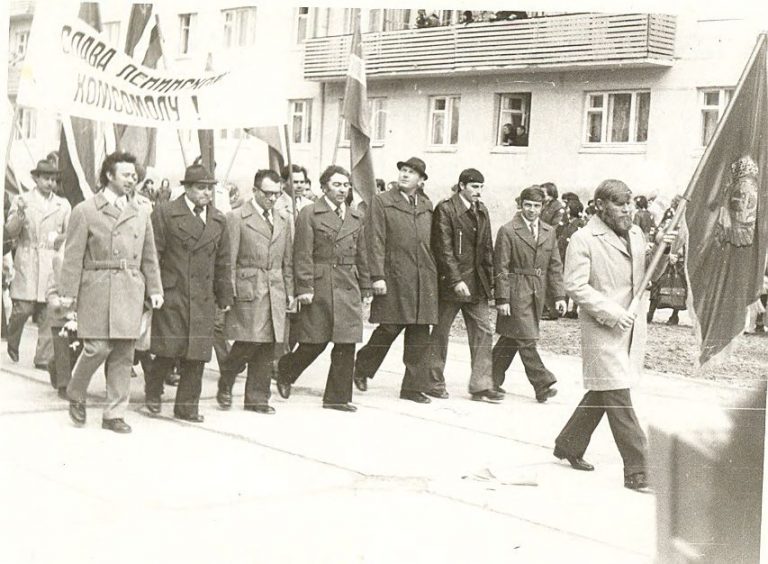 Коллектив Строительно-ремонтного управления НГДУ «Шаимнефть» на первомайской демонстрации, 1972 год