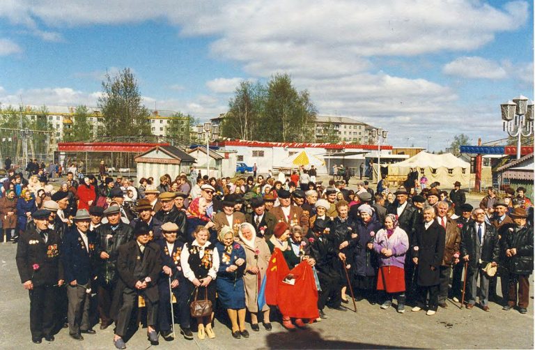 Ветераны войны и труда в городском парке на концерте в честь 52-й годовщины Победы в Великой Отечественной войне, 1997 год