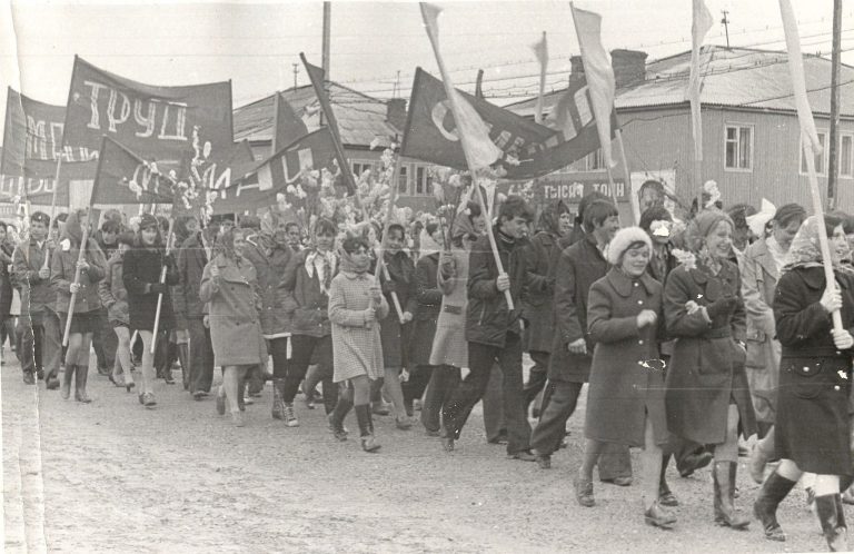 Учащиеся школы № 1 на первомайской демонстрации, 1975 год