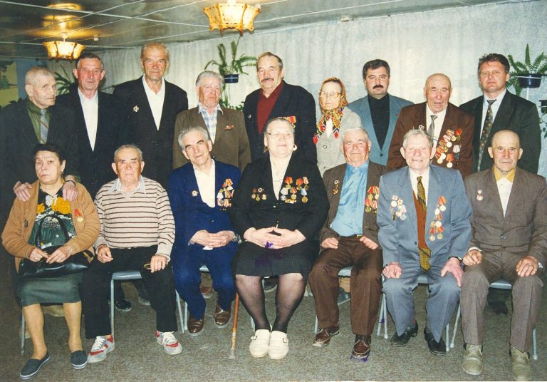 Ветераны Великой Отечественной войны - нефтяники на встрече в честь 52-й годовщины Победы, 1997 год