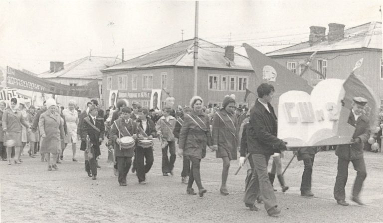 Учащиеся школы № 2 на первомайской демонстрации , 1975 год