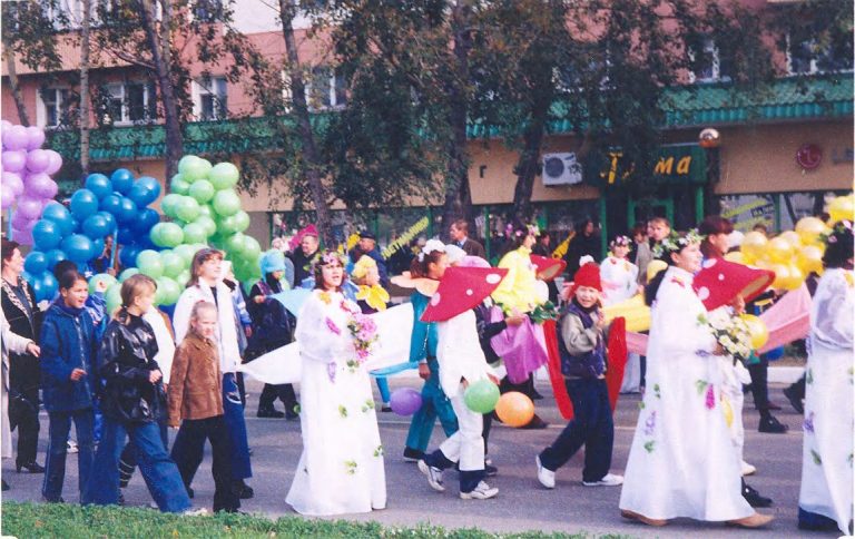 Карнавальное шествие по улицам города во время празднования 37-летия города Урай , 2002 г.