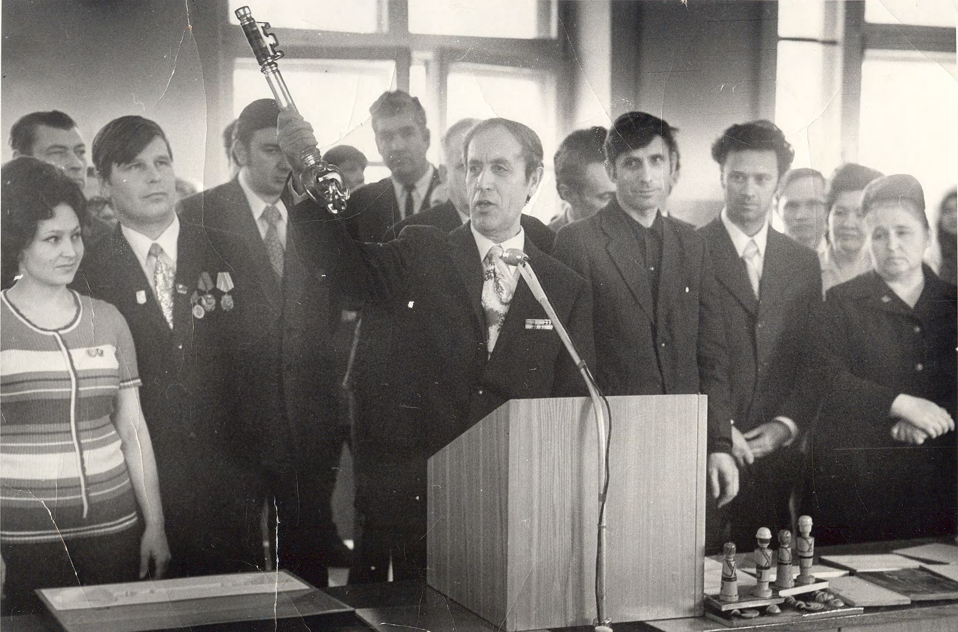 Либов Лев Иосифович во время открытия школы № 1 (в центре), 1976 г.